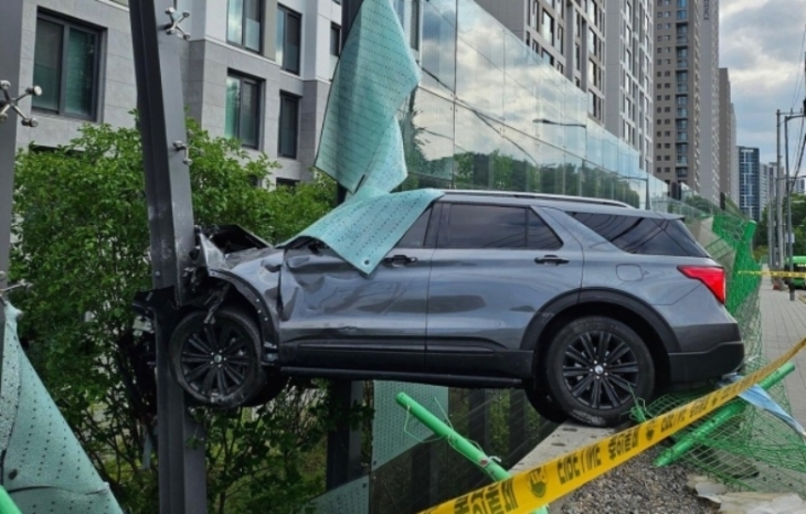 11일 오전 서울 강남구 개포동의 한 아파트 방음벽에 돌진한 SUV 차량. 연합뉴스