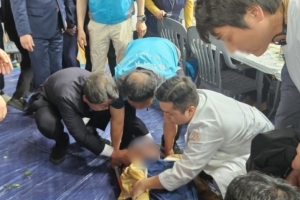 의사 출신 김해시장, 행사장서 쓰러진 시민 ‘응급처치’