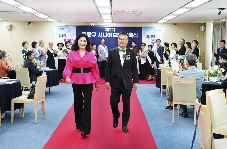 류경기(오른쪽) 서울 중랑구청장이 지난달 29일 오후 중랑구청 기획상황실에서 열린 시니어 모델 위촉식에서 런웨이를 걷고 있다. 중랑구 제공