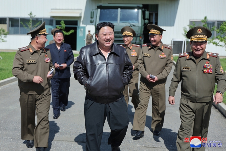 김정은 북한 국무위원장이 지난 11~12일 제2경제위원회 산하 중요 국방공업기업소들을 현지지도했다고 조선중앙통신이 13일 보도했다. 사진은 김 위원장이 한국 수도권을 겨냥하는 신형 240㎜ 방사포(다연장로켓포의 북한식 표현)를 싣는 차량 공장을 둘러보고 있는 모습. 2024.5.13 연합뉴스