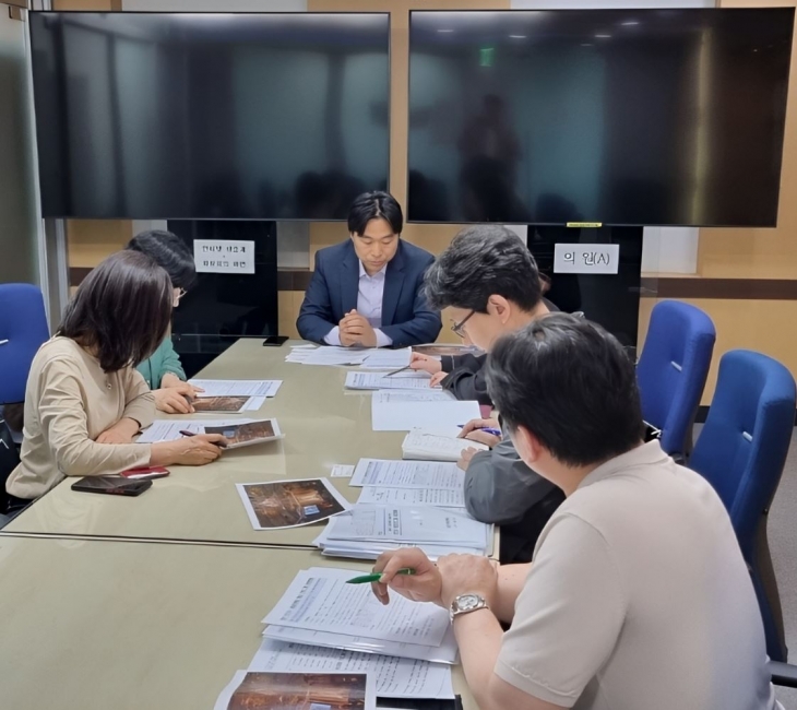 지난 10일 서울시의회 의원회관에서 서울시 공공예식 활성화를 위한 간담회를 개최한 이종배 의원(가운데)