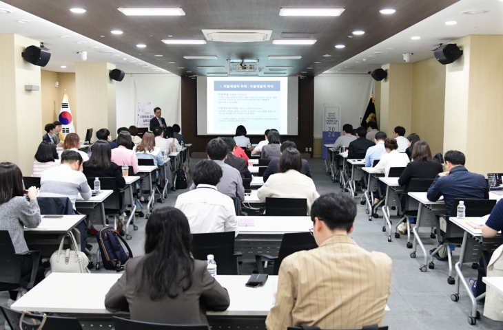 서울시의회와 자치구의회의 정책지원관 및 소속 공무원을 대상으로 ‘2024 지방의회 맞춤형 전문교육과정’을 실시한 서울시의회