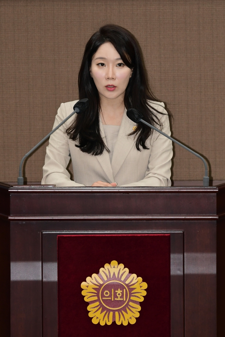 지난 3일 열린 제323회 임시회 제4차 본회의에서 교육위원회 소관 안건에 대해 보고하고 있는 채수지 의원