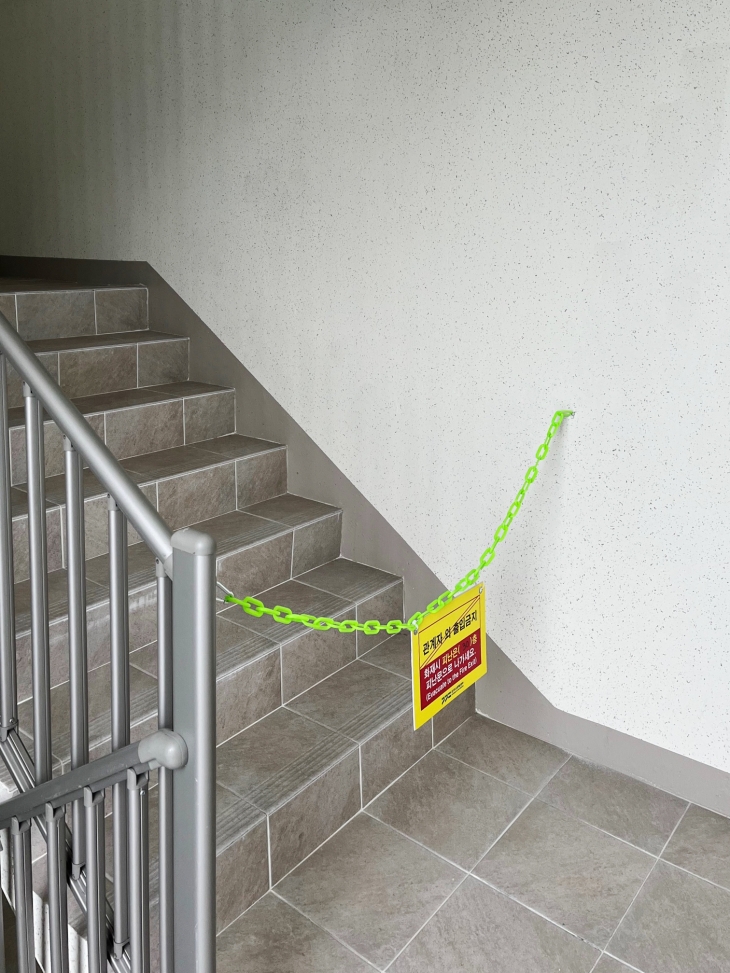 용인시가 아파트 463개 단지와 오피스텔 116곳, 초·중·고 187곳에 화재 발생 시 옥상으로 대피하도록 안내하는 피난 유도 설비 7686개를 배부했다. 사진은 이탈방지 펜스.  용인시 제공