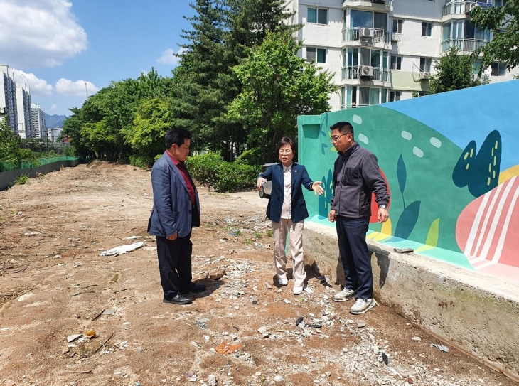 지난 8일 경원선 녹천~창동역 구간 방음벽 공사 현장을 방문해 진행 상황을 점검한 이경숙 의원(가운데)