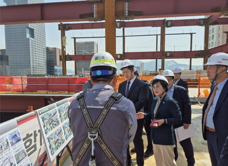 지난 10일 창동민자역사 공사 현장을 방문한 이경숙 의원