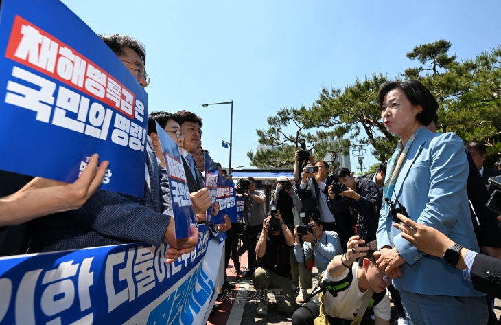 더불어민주당 국회의장 경선 후보인 추미애 당선인이 13일 용산 대통령실 앞에서 초선 당선인들이 연 ‘채 해병 특검 수용 촉구 기자회견’을 방문해 인사말을 하고 있다.  홍윤기 기자