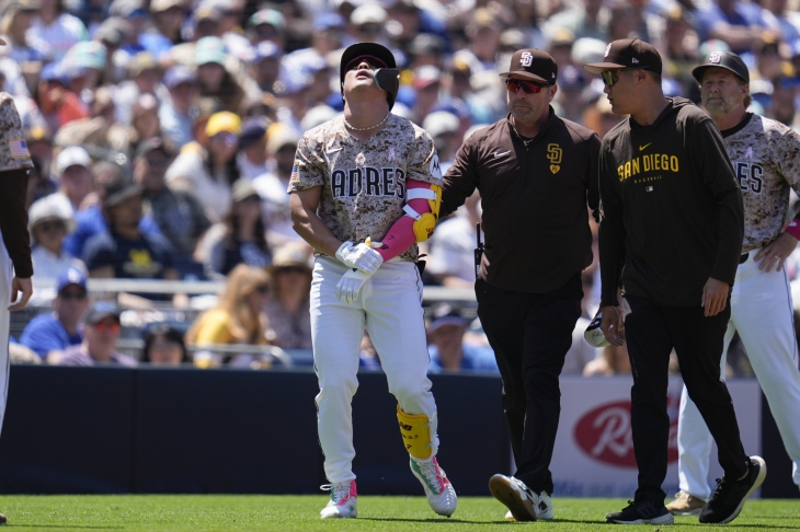 미국프로야구 메이저리그(MLB)의 ‘코리안 듀오’가 같은 날 동시에 부상당하는 악재가 겹쳤다. 13일(한국시간) 김하성(샌디에이고 파드리스)이 LA 다저스와의 경기 4회 시속 152㎞ 타구를 왼쪽 손등에 맞고 고통스러워하고 있다(아래). 샌디에이고 AP 연합뉴스