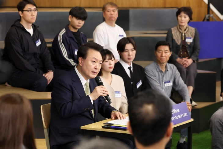 윤석열 대통령이 14일 서울 중구 서울고용복지플러스센터에서 ‘고맙습니다. 함께 보듬는 따뜻한 노동현장’ 주제로 열린 스물다섯 번째 국민과 함께하는 민생토론회에서 발언하고 있다. 뉴시스