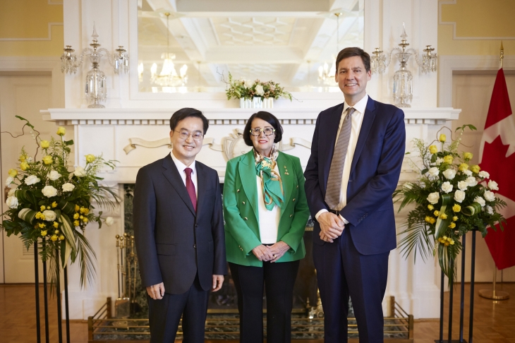 캐나다 BC주를 방문 중인 김동연 경기지사가  재넷 오스틴(Janet Austin) 주총독, 데이비드 이비(David Eby) 주수상과 기념사진을 촬영하고 있다. (경기도 제공)