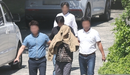 태국 파타야에서 한국인을 살해한 혐의를 받은 용의자 중 1명이 2차 조사를 위해 13일 오후 경남 창원시 성산구 경남경찰청 형사기동대로 이동하고 있다. (연합뉴스)