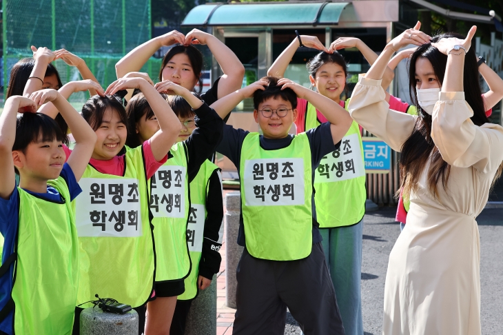 스승의날을 하루 앞둔 14일 오전 서울 서초구 원명초등학교에서 학생들이 선생님들에게 하트를 그리고 있다. 연합뉴스