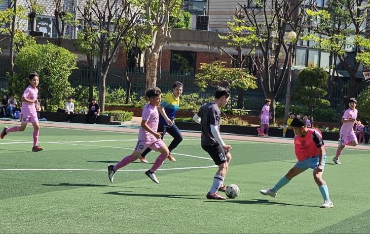 서울 성내초에서는 교사와 학생들이 스승의날을 맞아 축구 친선경기를 가졌다. 성내초 제공