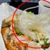 유명 햄버거에서 ‘비닐장갑’…업체 증거 회수한 뒤 ‘발뺌’