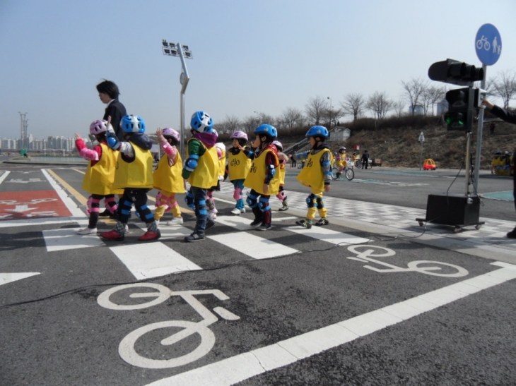 서울 구로구가 진행 중인 어린이 자전거 교통 안전교육 중 어린이들이 횡단보도 건너기 체험을 하고 있다. 구로구 제공