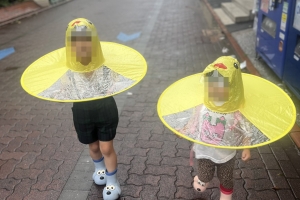 “새가 돌아다니는 것 같아요”…어린이용 우비 난리난 日