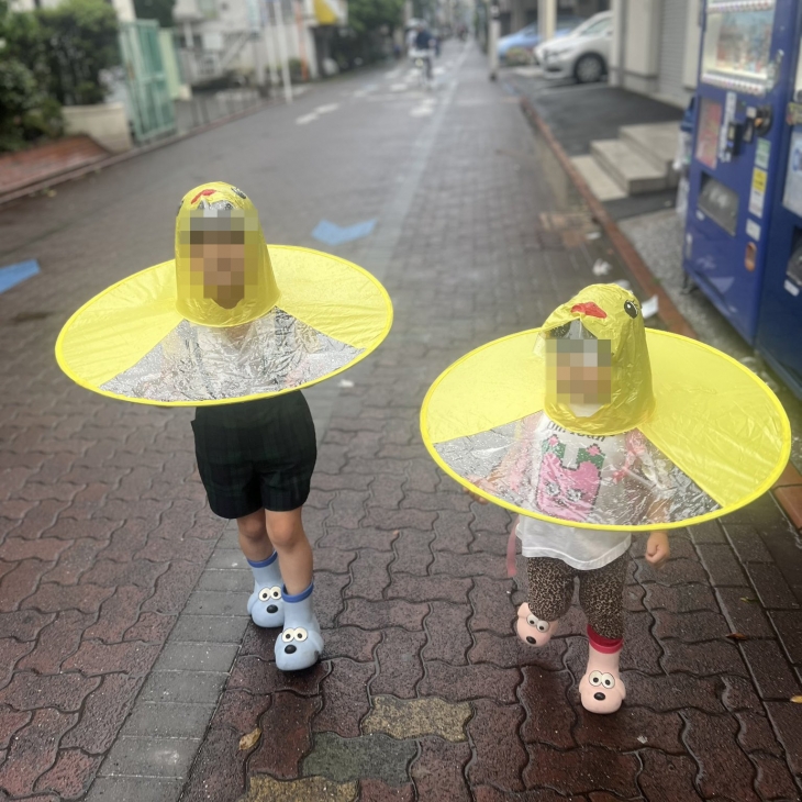 일본에서 화제가 된 어린이용 우비. X @Ryripapa
