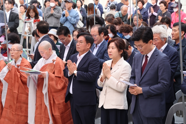 박강수(앞줄 가운데) 마포구청장이 15일 부처님 오신 날을 기념하는 석불사 봉축법회에 참석해 합장하고 있다. 마포구 제공