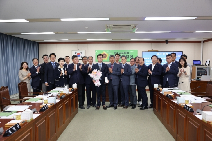 전남도의회 농수산위원회가 김영석 전남도청 식량원예과장에게 일조량 감소 피해 재해 인정에 대한 감사패를 전달했다.