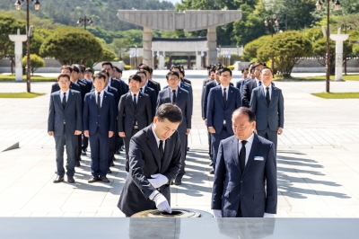 고병일 광주은행장, 국립 5·18 민주묘지 참배