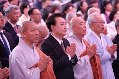 尹 “부처님 마음 새기며 올바른 국정”… 조국 공식 석상 5년 만에 첫 대면