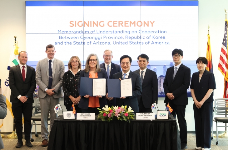미국 현지시각 14일 오후 애리조나통상공사 대회의실에서 김동연 경기도지사, 케이티 홉스(Katie Hobbs) 주지사 등이 우호협력 협약을 체결한 뒤 기념촬영을 하고 있다. (경기도 제공)