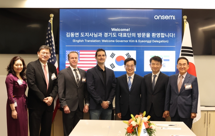 미국 현지시각 14일 오후 온세미 본사에서 김동연 경기도지사, 하싼 엘 코우리 CEO 등이 기념촬영을 하고 있다. (경기도 제공)