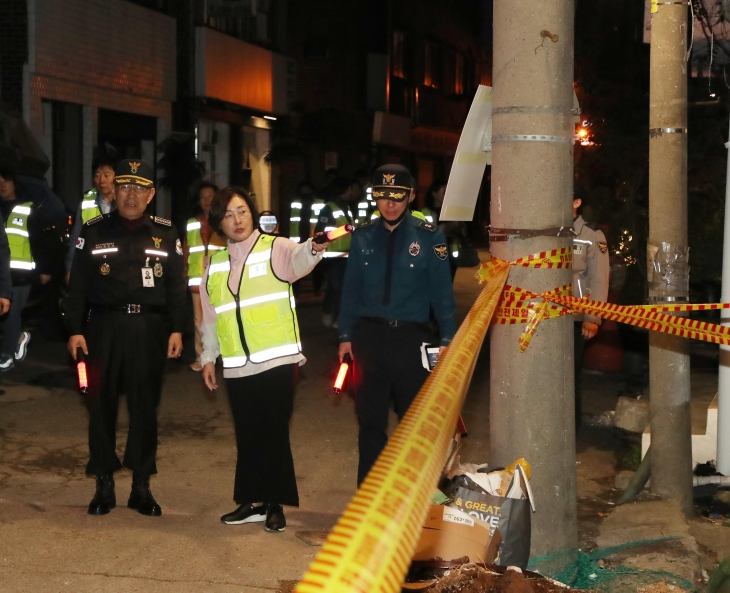 박희영(가운데) 서울 용산구청장이 지난달 24일 한남3구역 민관경 합동 야간순찰 중 빈집 관리에 대해 지적하고 있다. 용산구 제공