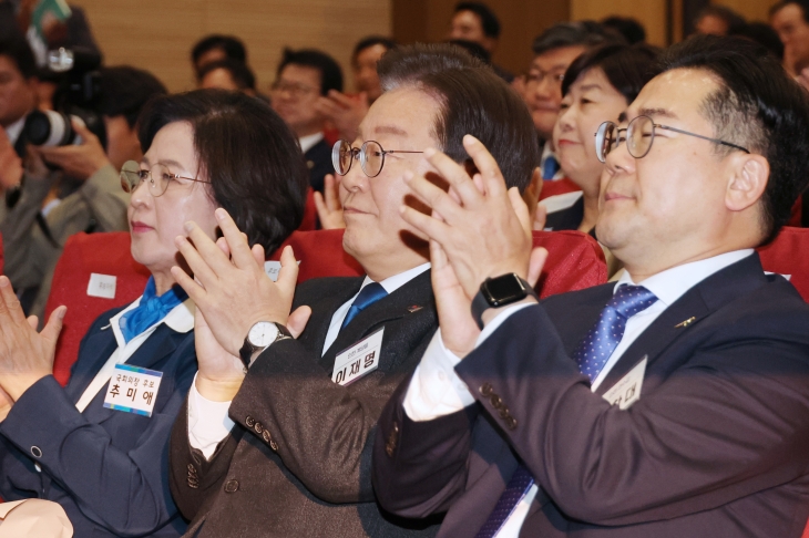 더불어민주당 이재명 대표(가운데)와 국회의장 후보 경선에서 떨어진 추미애 후보가 16일 국회 의원회관에서 열린 제22대 전반기 국회의장단 후보 선출을 위한 당선자 총회에서 우원식 의원의 의장 후보의 수락연설 듣고서 박수를 보내고 있다. 2024.5.16 연합뉴스