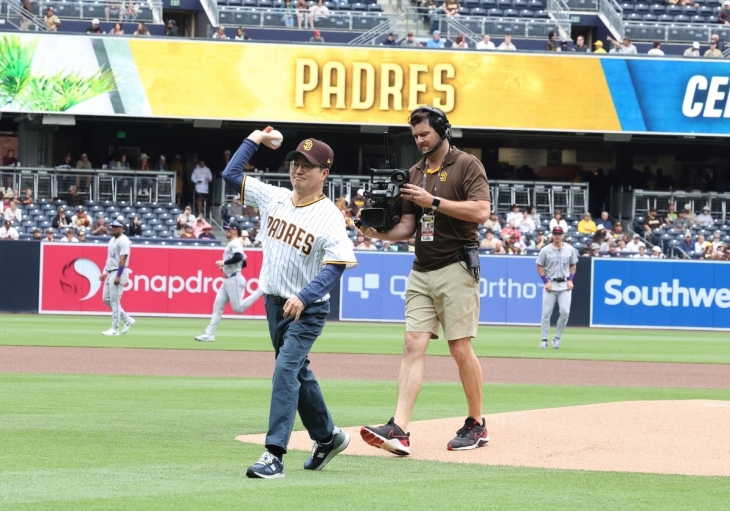 김동연 경기도지사가 15일 오후(현지시간) 미국 프로야구 메이저리그(MLB) 샌디에이고 홈구장에서 경기도 31개 시군을 의미하는 등번호 ‘31’이 적힌 유니폼을 입고 시구하고 있다. 경기도 제공