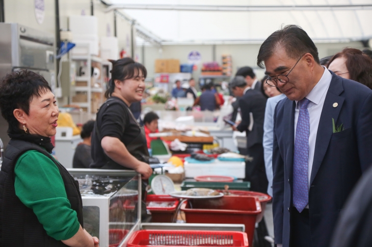 임시시장을 찾아 상인들을 격려하는 김기웅(오른쪽) 서천군수. 서천군 제공