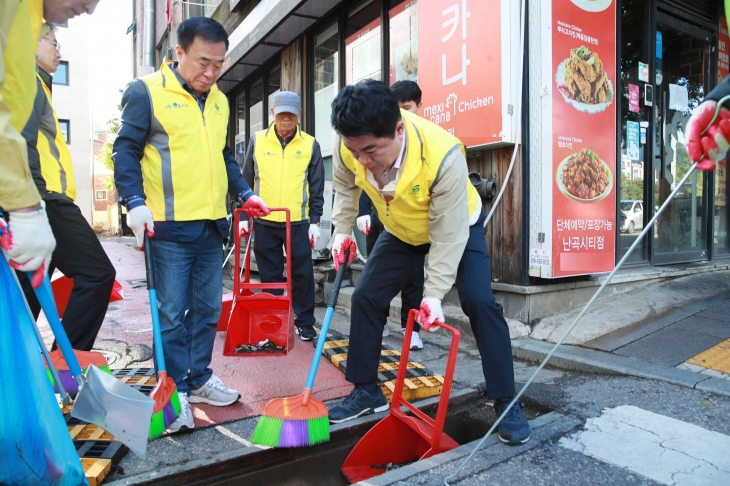 박준희 관악구청장이 16일 구민과 함께하는 빗물받이 정비를 하고 있다.   관악구 제공