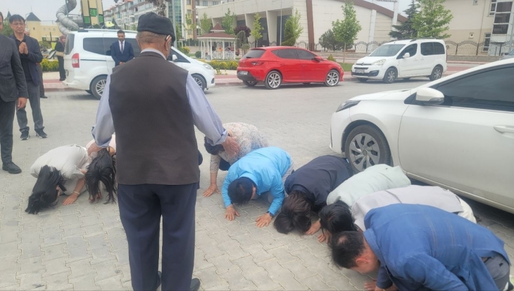 한국전쟁(6·25) 참전 용사를 방문처로 초청해 큰절을 올린 강석주 위원장과 참석자들