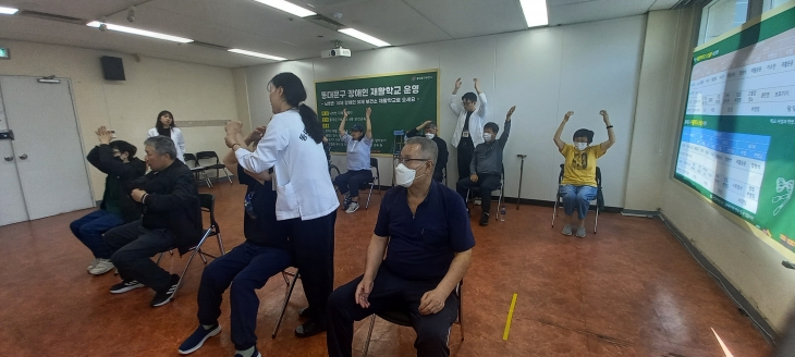 동대문구 장애인 재활학교에서 장애인들이 재활 운동에 참여하고 있다. 동대문구 제공