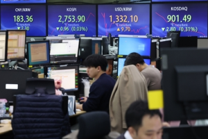 코스피, 외국인 매도세에 1.03% ↓...2720대로