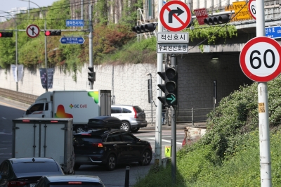 정착 안 된 ‘우회전 일단멈춤’…이번달도 우회전 차량에 사망[취중생]