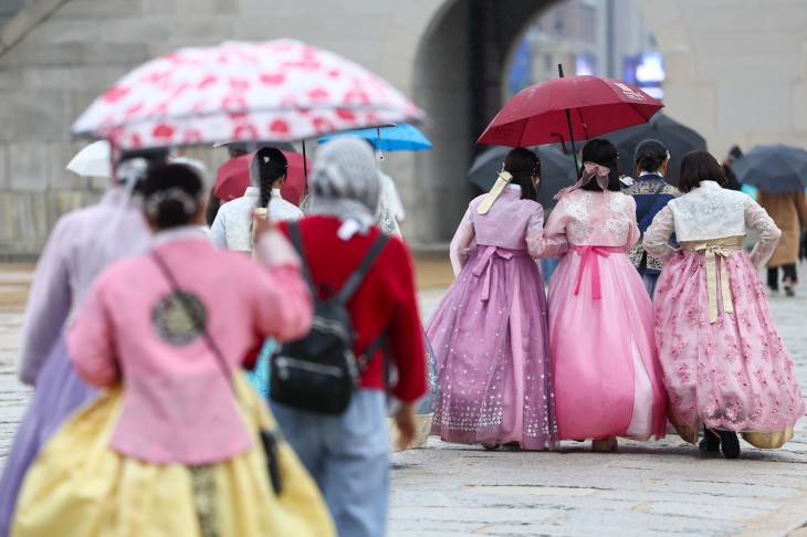 6일 경복궁을 찾은 관광객들이 우산을 쓰고 걷고 있다. 사진은 기사와 직접 관계없음. 2024.5.6 연합뉴스