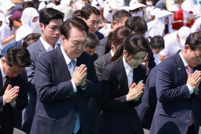 김건희 여사, 169일 만에 대중 앞에… 尹과 사리 반환 기념식 참석