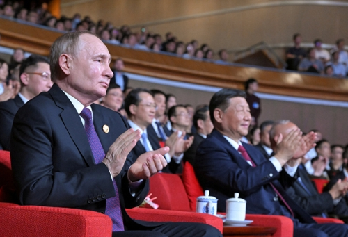 중국을 국빈 방문한 블라디미르 푸틴 러시아 대통령과 시진핑 중국 국가주석이 16일 베이징에서 열린 중러 수교 75주년 기념 공연을 관람하며 박수치고 있다. 베이징 로이터 연합뉴스