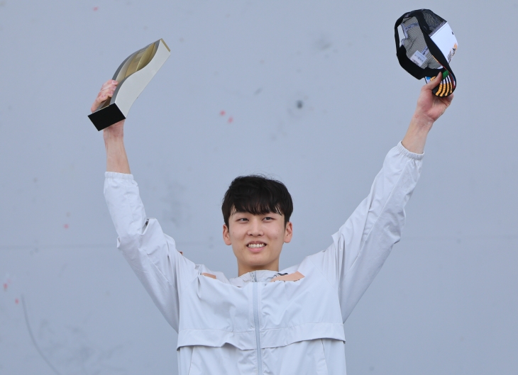 이도현이 19일 중국 상하이에서 열린 파리올림픽 스포츠클라이밍 1차 예선 남자 콤바인 종목에서 우승한 뒤 시상식에서 기뻐하고 있다. 신화 연합뉴스