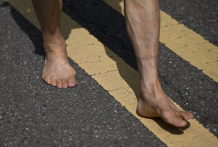 5㎞ 코스를 완주한 최고령 참가자 신홍철(88)씨는 신발을 벗고 ‘맨발의 투혼’을 보였다. 홍윤기 기자