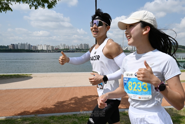 지난 18일 ‘2024 서울신문 하프마라톤대회’에 참가한 기상캐스터 오요안나(오른쪽·28)씨가 다른 참가자와 함께 난지 한강공원 코스를 달리고 있다. 홍윤기 기자