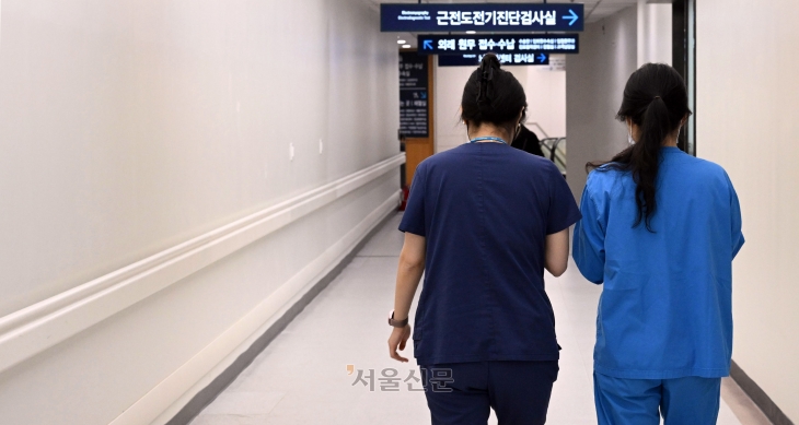 울의 한 대학병원 복도를 걸어가고 있는 간호사들의 뒷모습. 서울신문