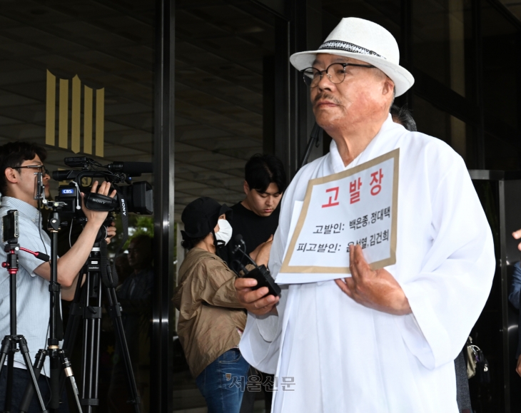 ‘명품 가방 의혹’ 관련 윤석열 대통령과 김건희 여사를 고발한 서울의소리 백은종 대표가 20일 고발인 신분으로 조사 받기 위해 서울 서초구 서울중앙지검에 출석하고 있다. 안주영 기자.