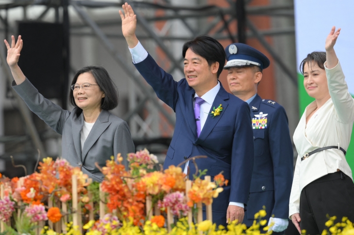 대만 라이칭더(가운데) 신임 총통과 샤오메이친(오른쪽) 신임 부총통이 20일 타이베이 총통청사에서 열린 취임식에서 나란히 손을 흔들고 있다. 라이 총통이 4년 임기를 시작하면서 민주진보당은 차이잉원(왼쪽) 전 총통에 이어 창당 38년 만에 처음 12년 연속 집권을 이뤄 냈다. 타이베이 AFP 연합뉴스