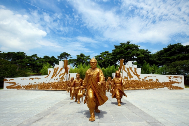 황토현 전적에 조성된 전봉준 장군과 동학농민군상. 정읍시 제공