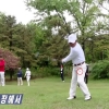 북한 골프대회… 나이키 옷·신발에 엉성한 폼으로 “굿샷”