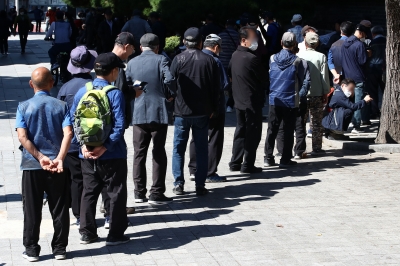 “제발 더 일해주세요” 정년 넘어도 붙잡는다…대우 잘해주겠다는 日