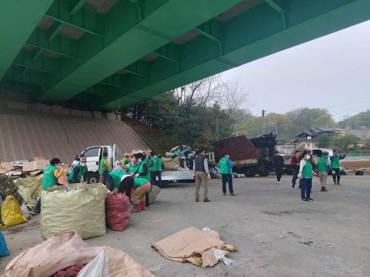경기도, 농약 용기 집중 수거 및 분류작업 자료사진(경기도 제공)