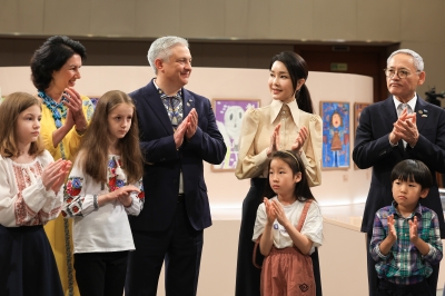 김건희 여사, 우크라이나 아동 그림 관람… 본격 공개 행보